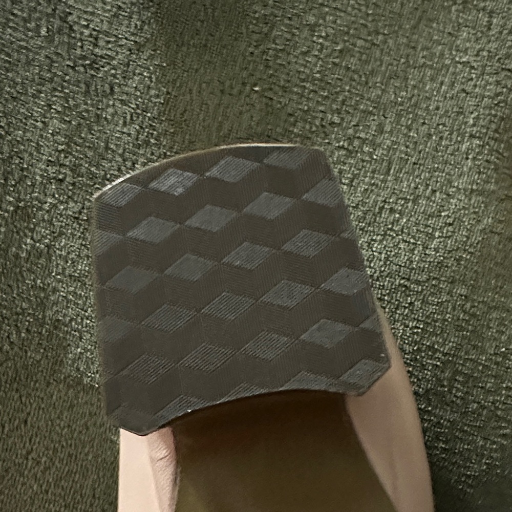 Elegant Pink Women's Shoes - Picture 2 of 9